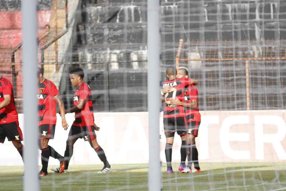 No primeiro compromisso do Sport pelo Estadual, o Rubro-negro bateu o Central sem dificuldades, com gols de Rogrio, Diego Souza e Reinaldo Lenis, na Ilha do Retiro.