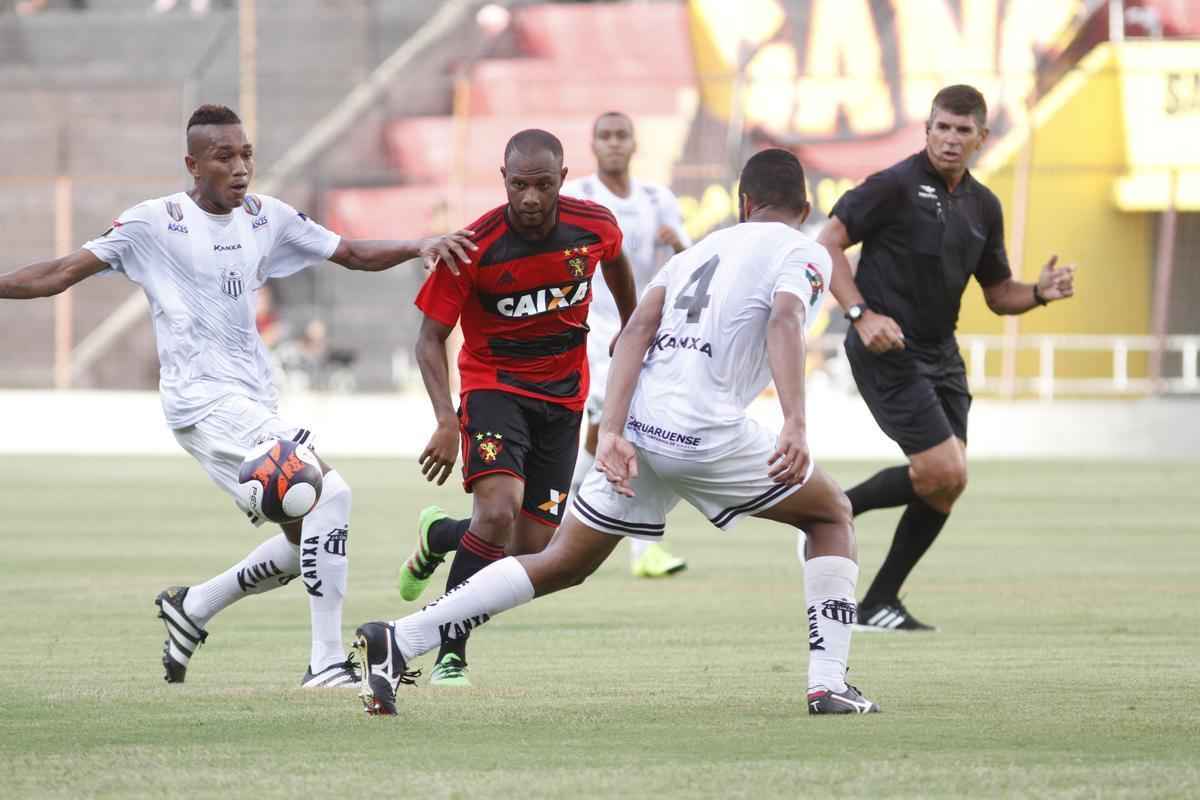 No primeiro compromisso do Sport pelo Estadual, o Rubro-negro bateu o Central sem dificuldades, com gols de Rogrio, Diego Souza e Reinaldo Lenis, na Ilha do Retiro.