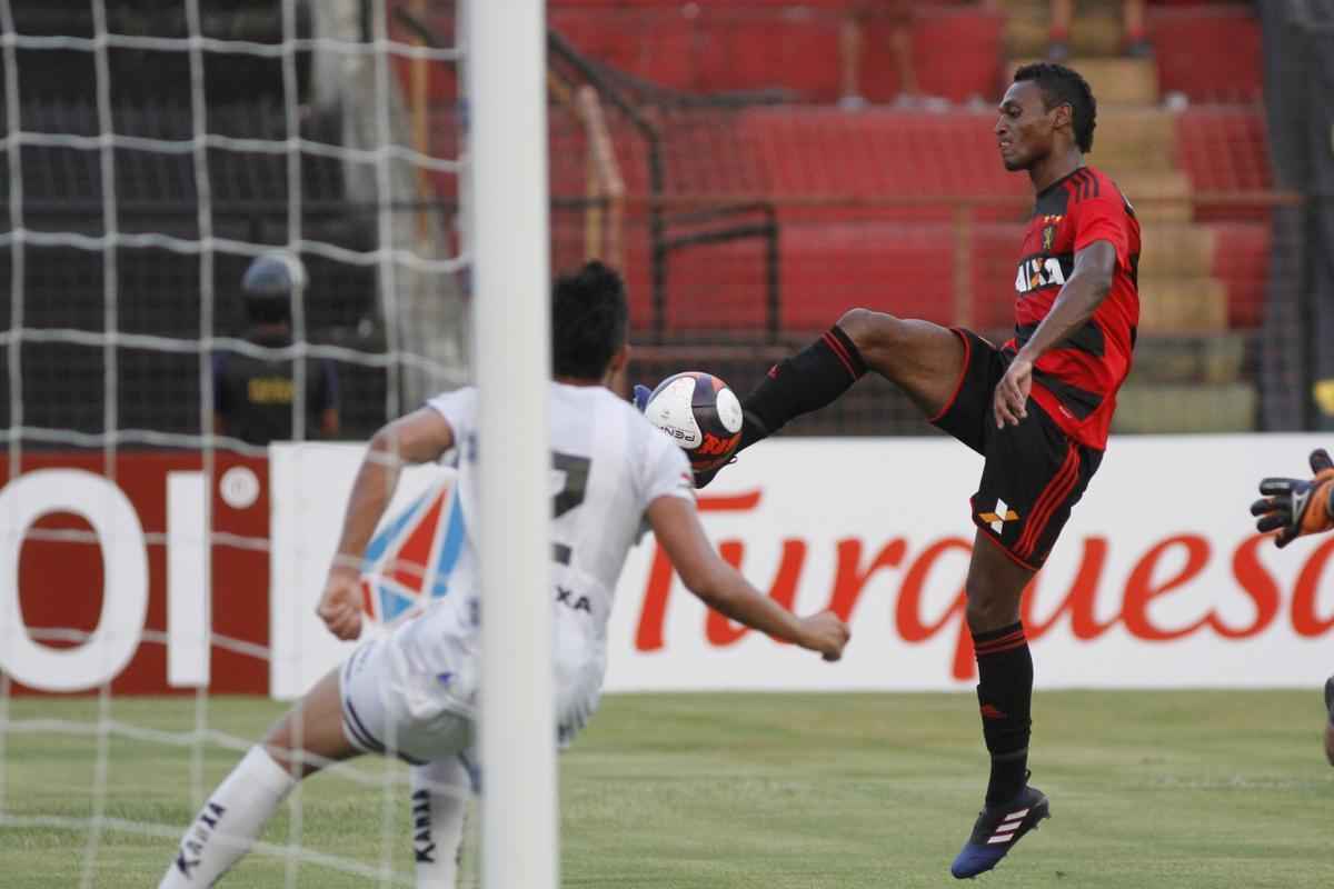 No primeiro compromisso do Sport pelo Estadual, o Rubro-negro bateu o Central sem dificuldades, com gols de Rogrio, Diego Souza e Reinaldo Lenis, na Ilha do Retiro.