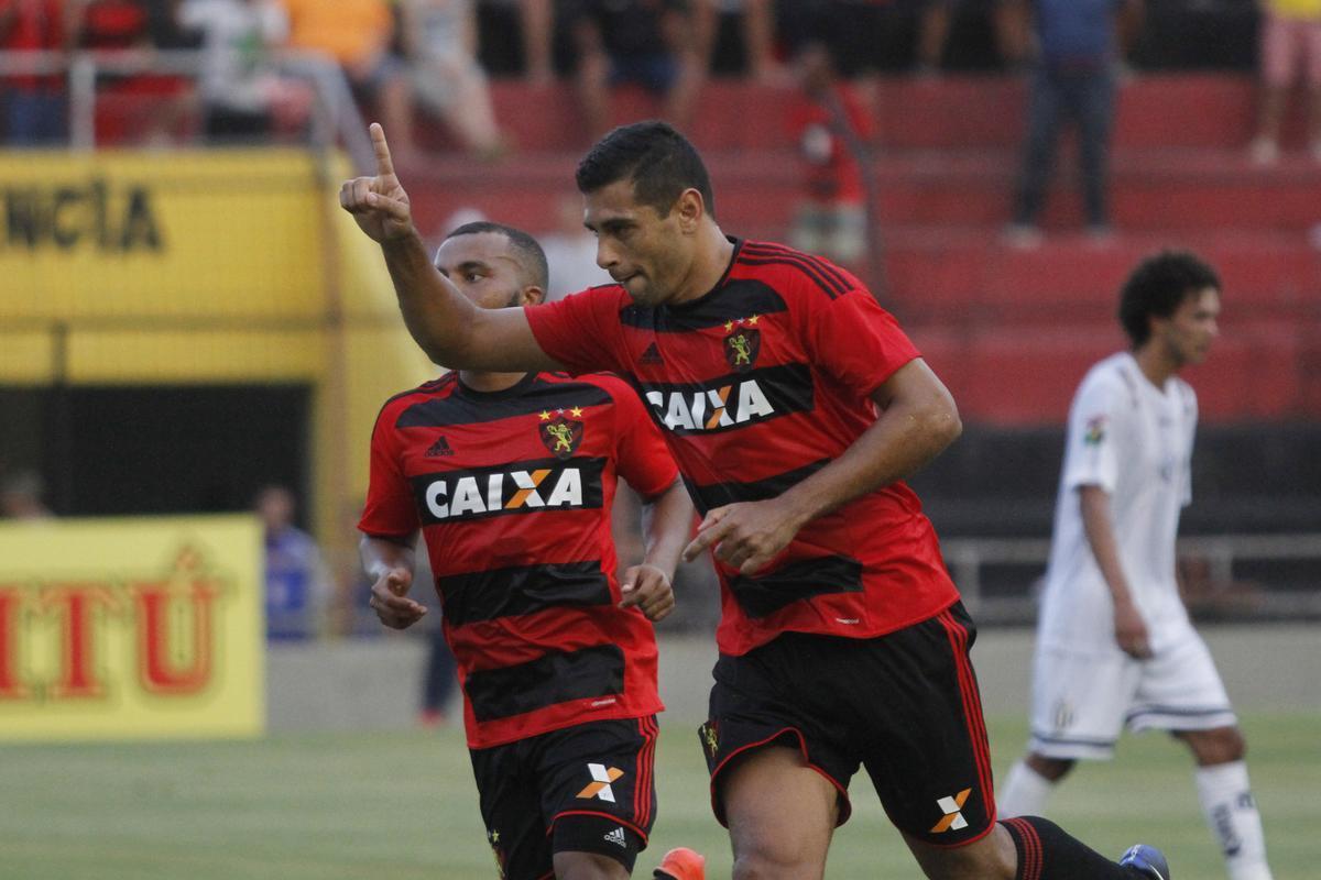 No primeiro compromisso do Sport pelo Estadual, o Rubro-negro bateu o Central sem dificuldades, com gols de Rogrio, Diego Souza e Reinaldo Lenis, na Ilha do Retiro.