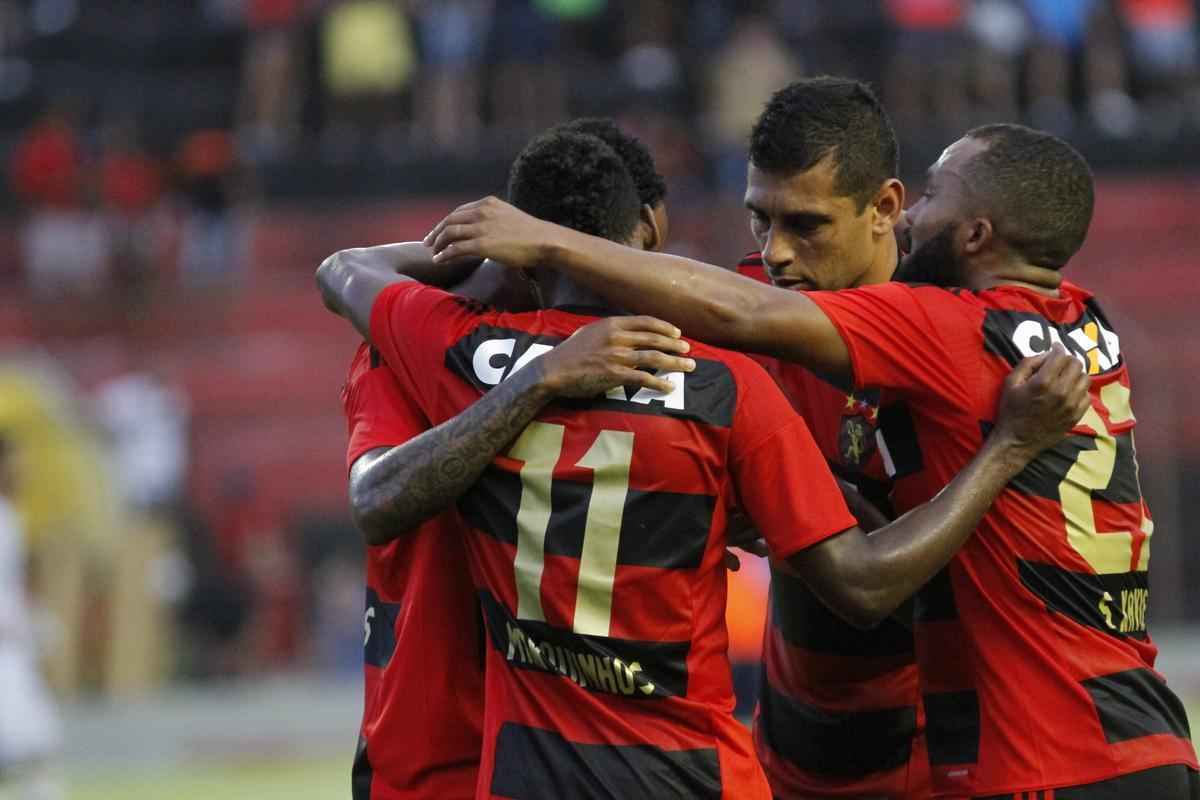 No primeiro compromisso do Sport pelo Estadual, o Rubro-negro bateu o Central sem dificuldades, com gols de Rogrio, Diego Souza e Reinaldo Lenis, na Ilha do Retiro.