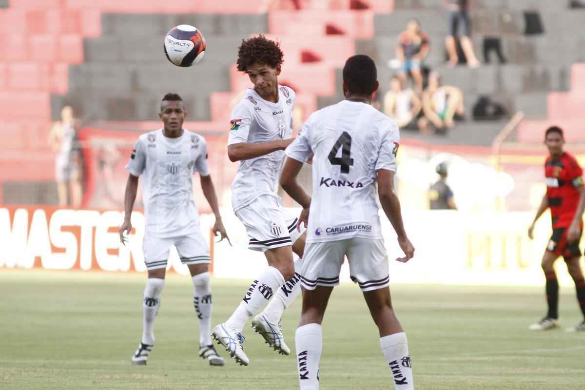 No primeiro compromisso do Sport pelo Estadual, o Rubro-negro bateu o Central sem dificuldades, com gols de Rogrio, Diego Souza e Reinaldo Lenis, na Ilha do Retiro.