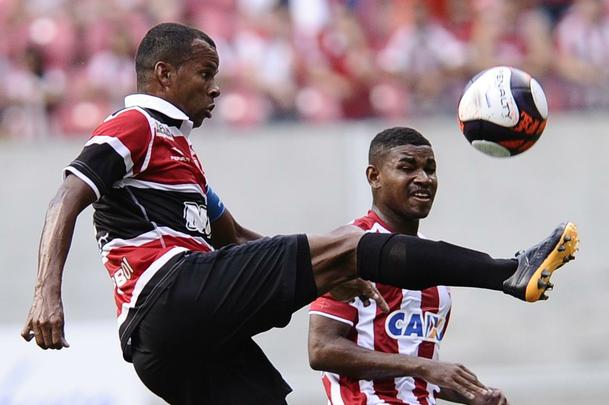 Nutico e Santa Cruz fizeram um clssico bastante equilibrado e pegado dentro de campo na estreia dos clubes no Campeonato Pernambucano 2017