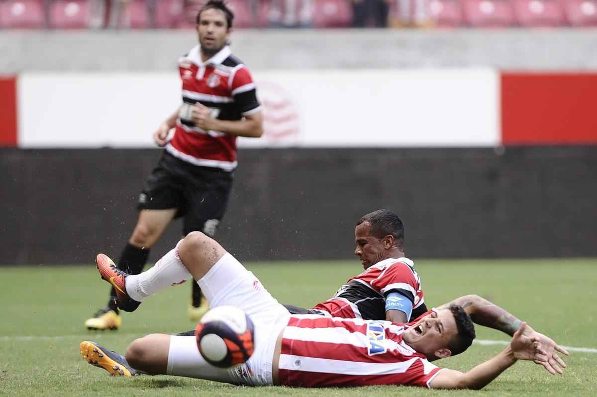 Nutico e Santa Cruz fizeram um clssico bastante equilibrado e pegado dentro de campo na estreia dos clubes no Campeonato Pernambucano 2017
