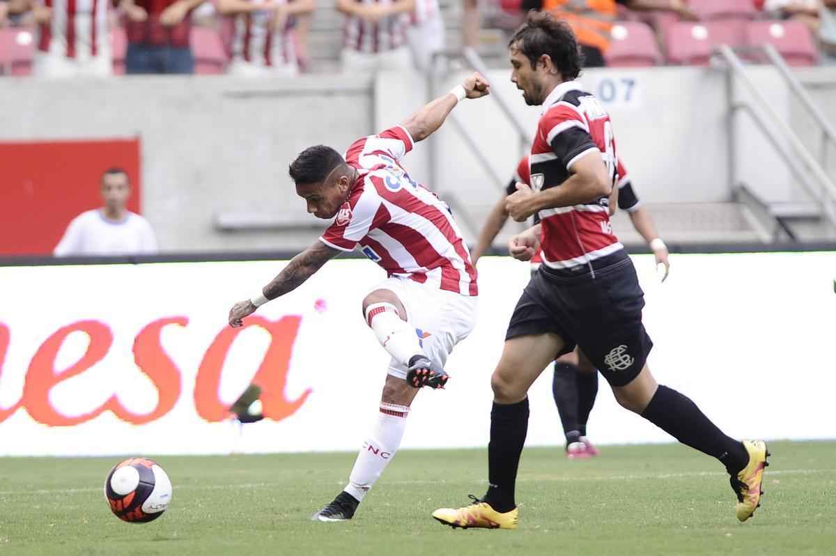 Nutico e Santa Cruz fizeram um clssico bastante equilibrado e pegado dentro de campo na estreia dos clubes no Campeonato Pernambucano 2017