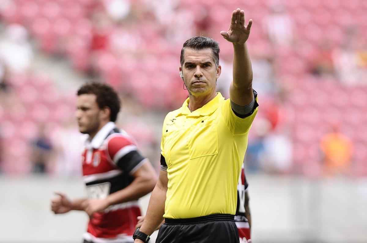 Nutico e Santa Cruz fizeram um clssico bastante equilibrado e pegado dentro de campo na estreia dos clubes no Campeonato Pernambucano 2017