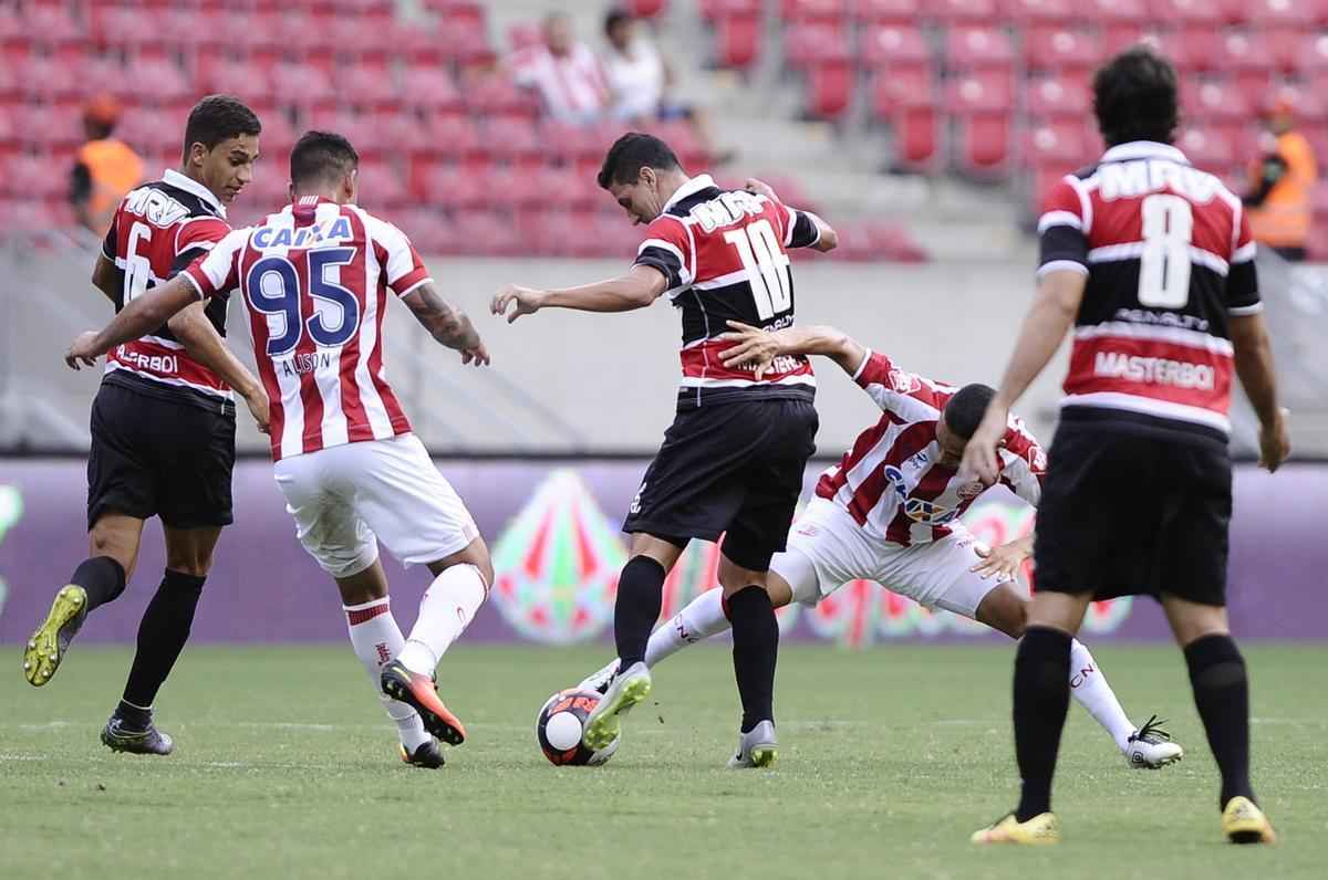 Nutico e Santa Cruz fizeram um clssico bastante equilibrado e pegado dentro de campo na estreia dos clubes no Campeonato Pernambucano 2017