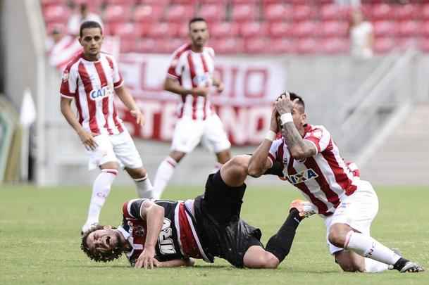 Nutico e Santa Cruz fizeram um clssico bastante equilibrado e pegado dentro de campo na estreia dos clubes no Campeonato Pernambucano 2017