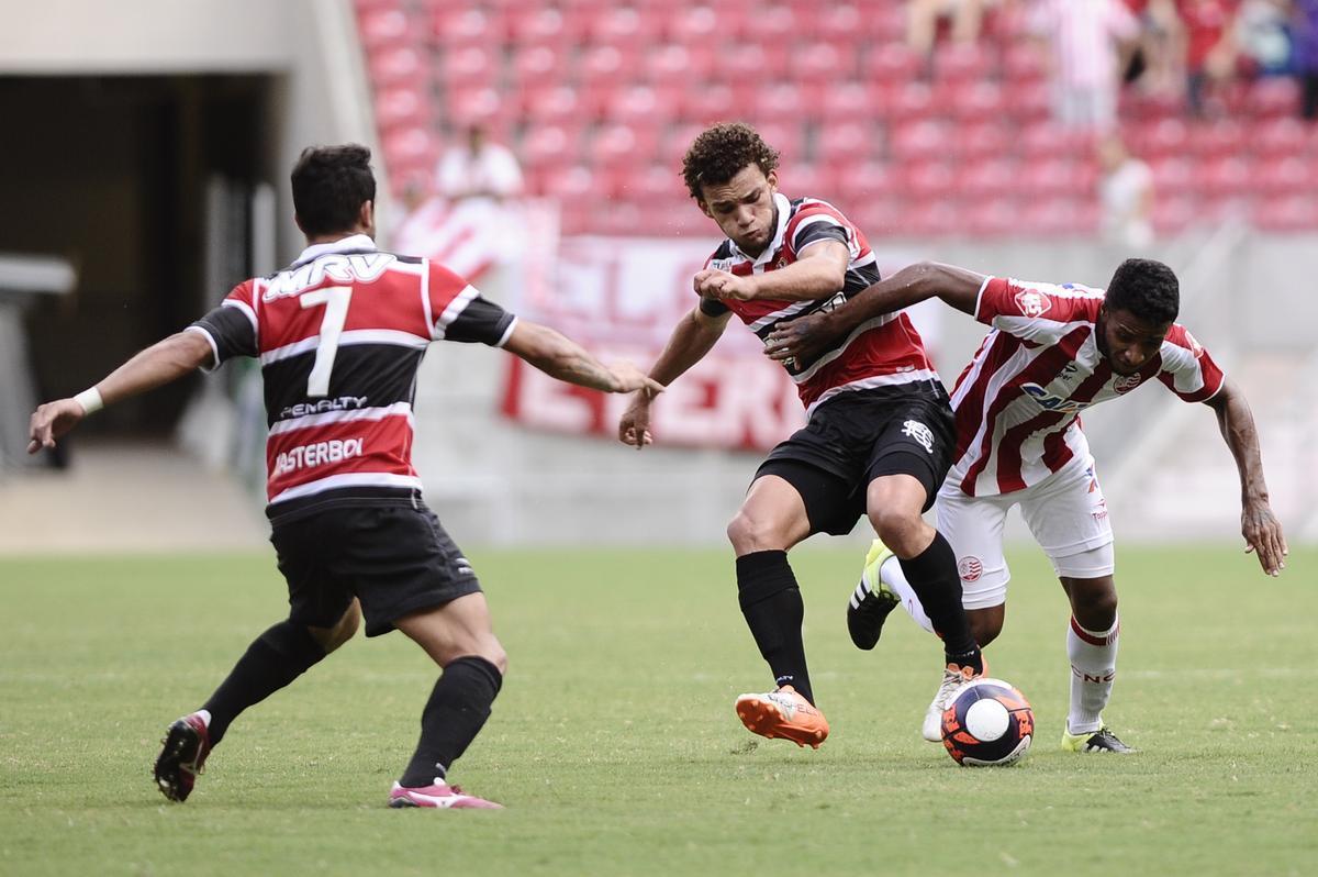 Nutico e Santa Cruz fizeram um clssico bastante equilibrado e pegado dentro de campo na estreia dos clubes no Campeonato Pernambucano 2017