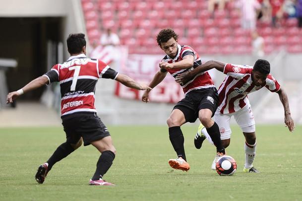 Nutico e Santa Cruz fizeram um clssico bastante equilibrado e pegado dentro de campo na estreia dos clubes no Campeonato Pernambucano 2017