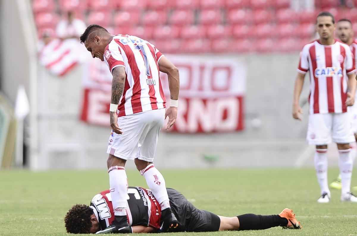 Nutico e Santa Cruz fizeram um clssico bastante equilibrado e pegado dentro de campo na estreia dos clubes no Campeonato Pernambucano 2017