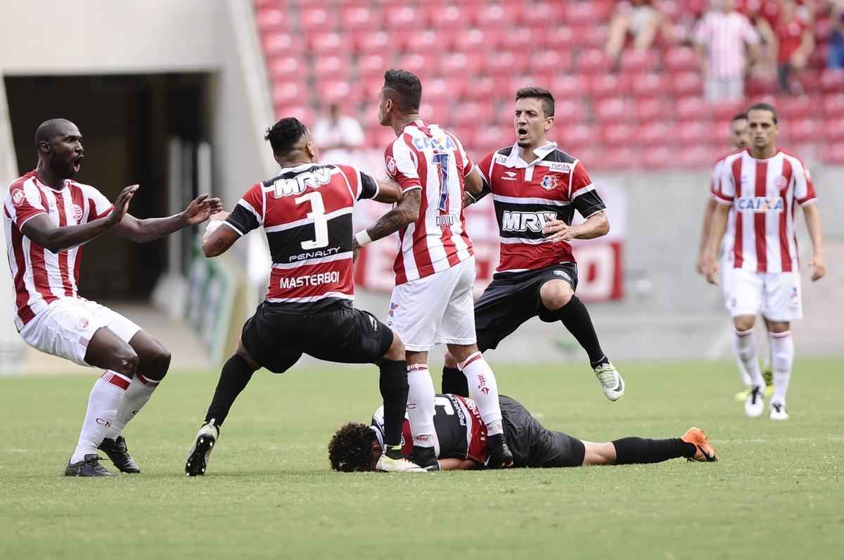 Nutico e Santa Cruz fizeram um clssico bastante equilibrado e pegado dentro de campo na estreia dos clubes no Campeonato Pernambucano 2017