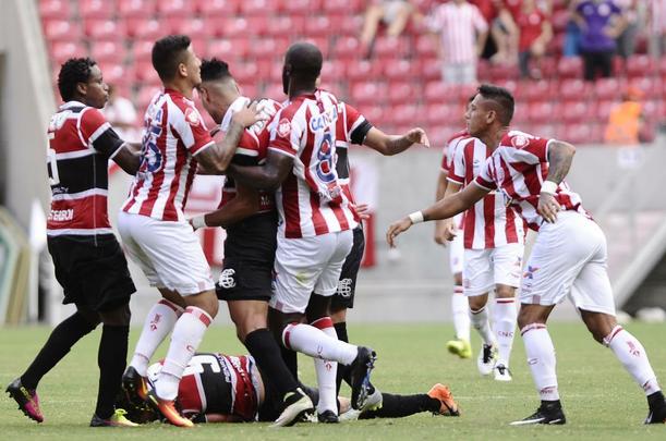 Nutico e Santa Cruz fizeram um clssico bastante equilibrado e pegado dentro de campo na estreia dos clubes no Campeonato Pernambucano 2017