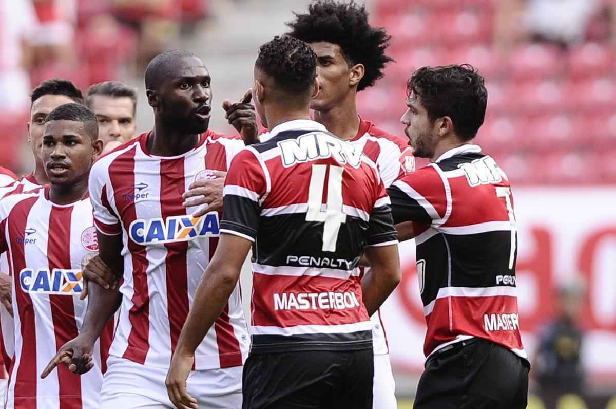 Nutico e Santa Cruz fizeram um clssico bastante equilibrado e pegado dentro de campo na estreia dos clubes no Campeonato Pernambucano 2017