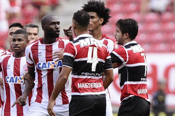 Nutico e Santa Cruz fizeram um clssico bastante equilibrado e pegado dentro de campo na estreia dos clubes no Campeonato Pernambucano 2017