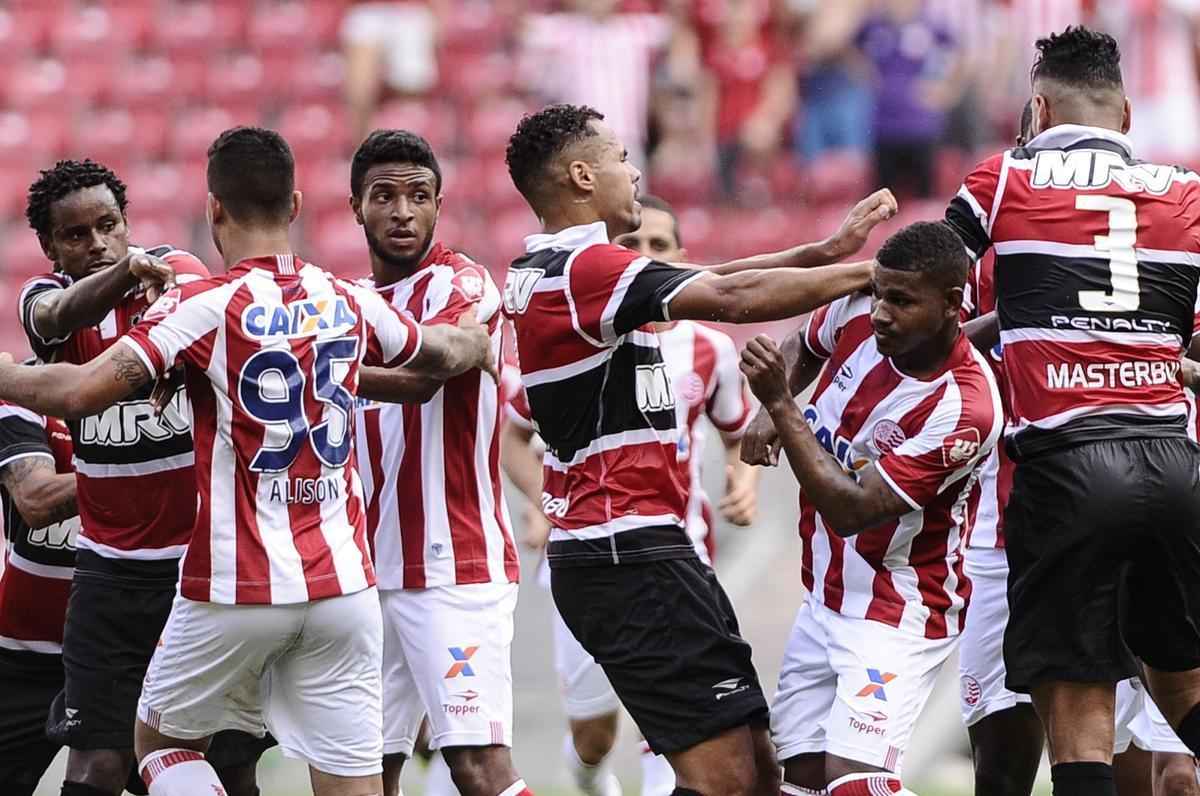 Nutico e Santa Cruz fizeram um clssico bastante equilibrado e pegado dentro de campo na estreia dos clubes no Campeonato Pernambucano 2017