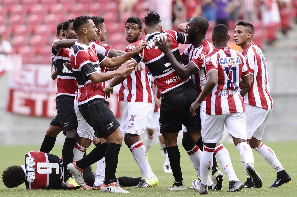 Nutico e Santa Cruz fizeram um clssico bastante equilibrado e pegado dentro de campo na estreia dos clubes no Campeonato Pernambucano 2017