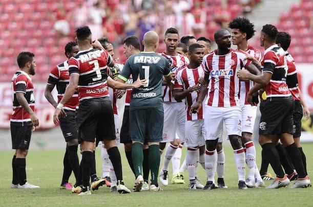 Nutico e Santa Cruz fizeram um clssico bastante equilibrado e pegado dentro de campo na estreia dos clubes no Campeonato Pernambucano 2017