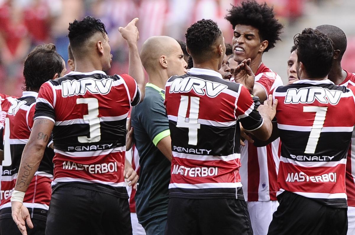 Nutico e Santa Cruz fizeram um clssico bastante equilibrado e pegado dentro de campo na estreia dos clubes no Campeonato Pernambucano 2017