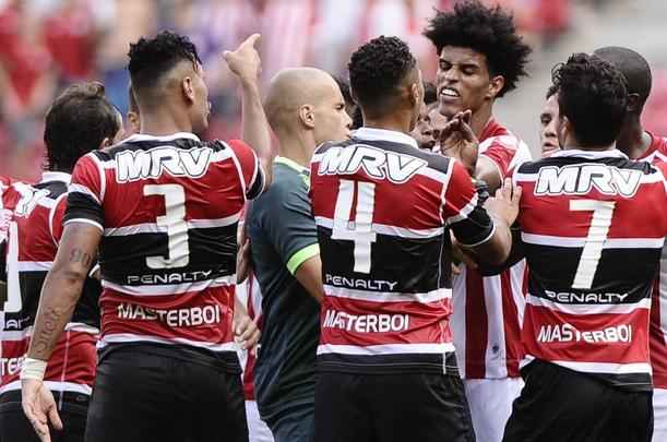 Nutico e Santa Cruz fizeram um clssico bastante equilibrado e pegado dentro de campo na estreia dos clubes no Campeonato Pernambucano 2017