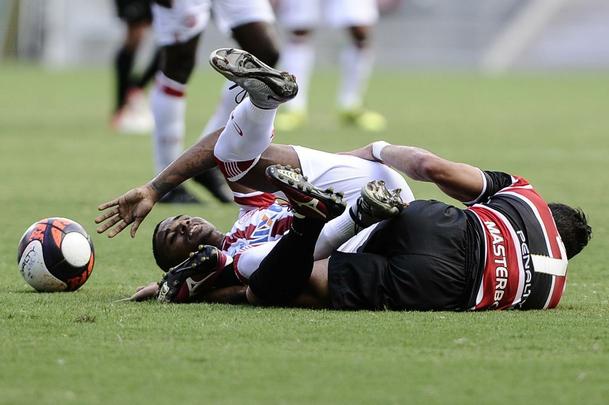 Nutico e Santa Cruz fizeram um clssico bastante equilibrado e pegado dentro de campo na estreia dos clubes no Campeonato Pernambucano 2017