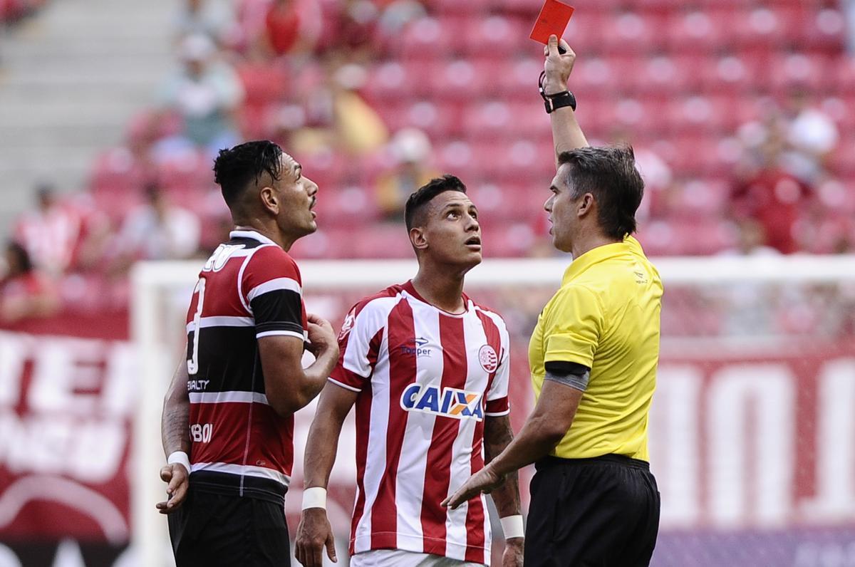 Nutico e Santa Cruz fizeram um clssico bastante equilibrado e pegado dentro de campo na estreia dos clubes no Campeonato Pernambucano 2017