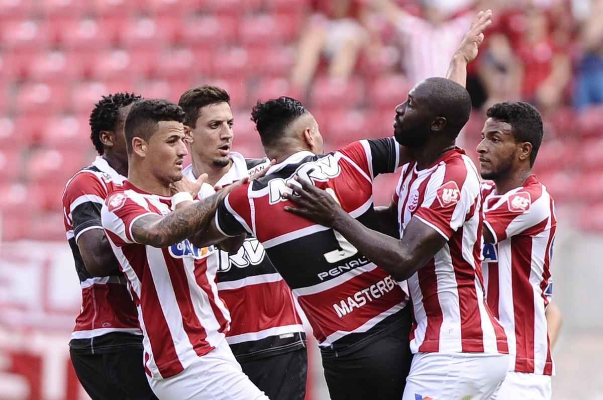 Nutico e Santa Cruz fizeram um clssico bastante equilibrado e pegado dentro de campo na estreia dos clubes no Campeonato Pernambucano 2017