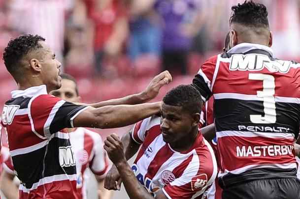 Nutico e Santa Cruz fizeram um clssico bastante equilibrado e pegado dentro de campo na estreia dos clubes no Campeonato Pernambucano 2017