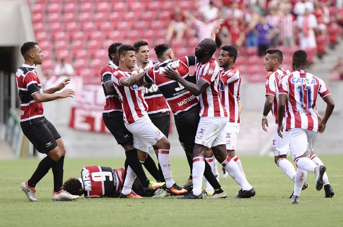 Nutico e Santa Cruz fizeram um clssico bastante equilibrado e pegado dentro de campo na estreia dos clubes no Campeonato Pernambucano 2017