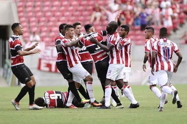 Nutico e Santa Cruz fizeram um clssico bastante equilibrado e pegado dentro de campo na estreia dos clubes no Campeonato Pernambucano 2017