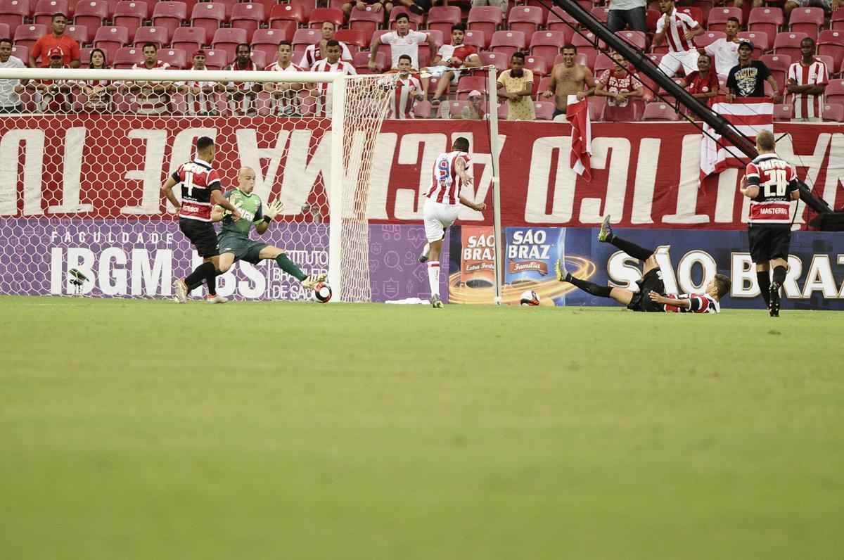 Nutico e Santa Cruz fizeram um clssico bastante equilibrado e pegado dentro de campo na estreia dos clubes no Campeonato Pernambucano 2017