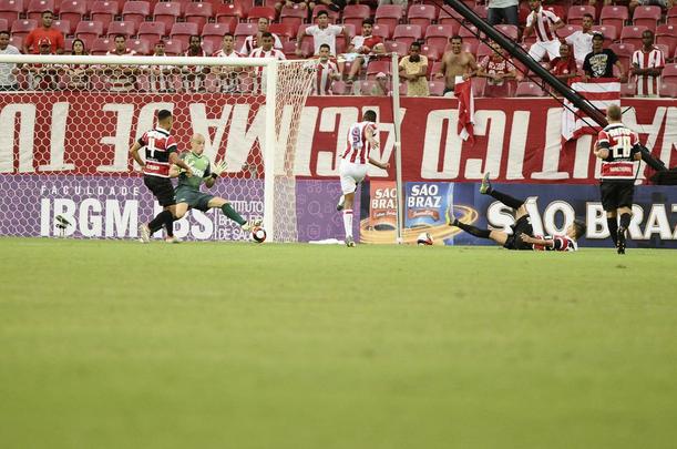 Nutico e Santa Cruz fizeram um clssico bastante equilibrado e pegado dentro de campo na estreia dos clubes no Campeonato Pernambucano 2017