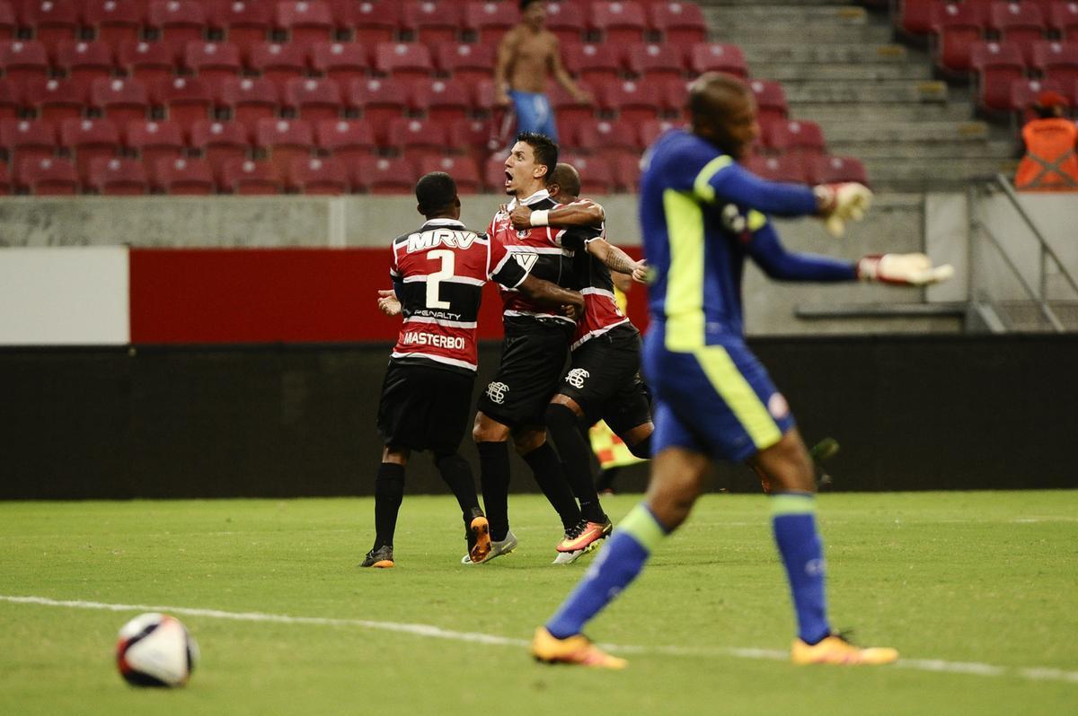 Nutico e Santa Cruz fizeram um clssico bastante equilibrado e pegado dentro de campo na estreia dos clubes no Campeonato Pernambucano 2017