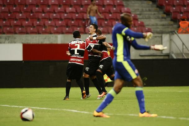 Nutico e Santa Cruz fizeram um clssico bastante equilibrado e pegado dentro de campo na estreia dos clubes no Campeonato Pernambucano 2017