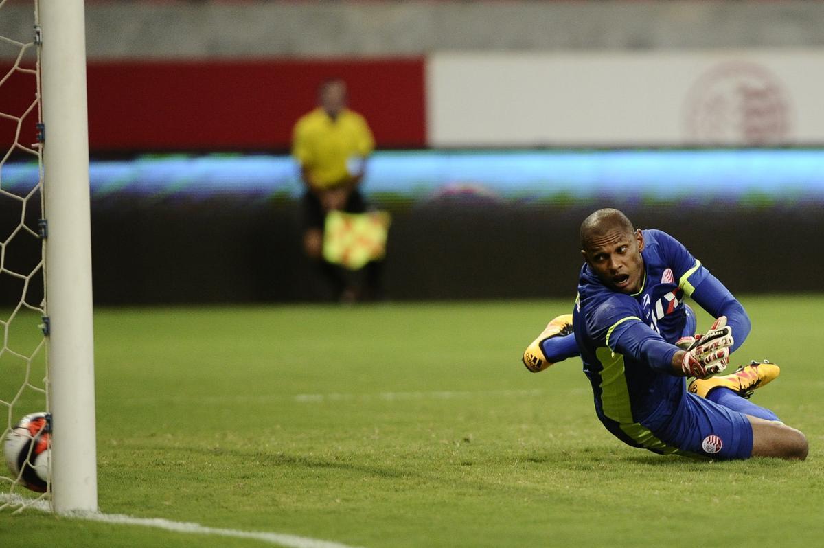 Nutico e Santa Cruz fizeram um clssico bastante equilibrado e pegado dentro de campo na estreia dos clubes no Campeonato Pernambucano 2017