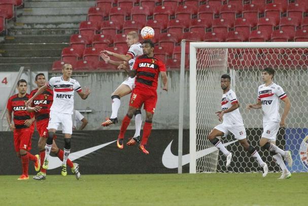Na segunda partida, em novo duelo com nvel tcnico baixo. O Sport acabou derrotado por 1 a 0. O gol de Bruno Moraes deu ao Santa Cruz a chance de avanar para a disputa da primeira partida oficial contra um time de fora do Brasil.