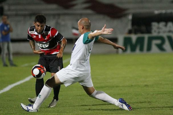 No Arruda, o Santa Cruz voltou a jogar mal, assim como nos dois jogos anteriores, que tiveram uma dificuldade muito maior que o desta quarta-feira, com o Belo Jardim. Tricolor no saiu do empate em 0 a 0 com a equipe do interior do estado, deixando o campo sob vaias da sua torcida, que compareceu em pequeno nmero ao estdio