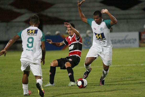 No Arruda, o Santa Cruz voltou a jogar mal, assim como nos dois jogos anteriores, que tiveram uma dificuldade muito maior que o desta quarta-feira, com o Belo Jardim. Tricolor no saiu do empate em 0 a 0 com a equipe do interior do estado, deixando o campo sob vaias da sua torcida, que compareceu em pequeno nmero ao estdio