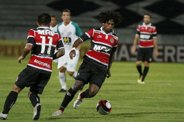 No Arruda, o Santa Cruz voltou a jogar mal, assim como nos dois jogos anteriores, que tiveram uma dificuldade muito maior que o desta quarta-feira, com o Belo Jardim. Tricolor no saiu do empate em 0 a 0 com a equipe do interior do estado, deixando o campo sob vaias da sua torcida, que compareceu em pequeno nmero ao estdio