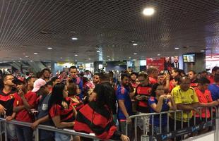 O atacante desembarcou em Recife com recepo calorosa de mil torcedores, segundo o Batalho de Choque