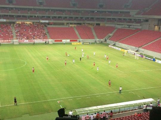 Repleto de desfalques, o Náutico recebeu o Salgueiro na noite desta quarta-feira diante de um estádio praticamente vazio