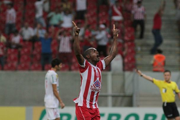 Foi no sufoco, mas o Náutico eliminou o Sergipe, na estreia da Copa do Brasil de 2014. No primeiro jogo, fora de casa, o Timbu saiu derrota por 1 a 0, tendo que buscar o resultado na Arena Pernambuco. No tempo normal, o Alvirrubro devolveu a vitória por 1 a 0, levando a decisão para os pênaltis. Nas cobranças, melhor para o Náutico, com triunfo por 3 a 1. O Timbu viria a ser eliminado na fase seguinte, pelo América-RN (derrota por 3 a 0 na ida e vitória por 2 a 0 na volta).