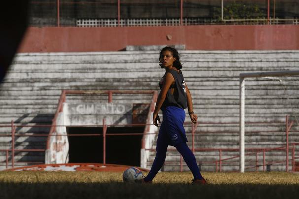 Atualmente, 28 atletas integram o elenco. Foram oito contrataes: as goleiras Rebeca (19 anos) e Marlia (30); as zagueiras May (19) e Luzia (31); as laterais Jssica (19) e Amanda (19); a meia Gabi (20) e atacante Israelle (21). Dessas, apenas Gabi veio de Alagoas. As demais so de Pernambuco. 