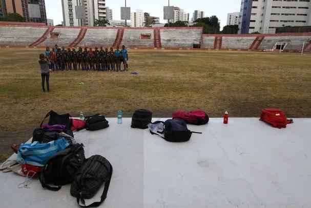 Atualmente, 28 atletas integram o elenco. Foram oito contrataes: as goleiras Rebeca (19 anos) e Marlia (30); as zagueiras May (19) e Luzia (31); as laterais Jssica (19) e Amanda (19); a meia Gabi (20) e atacante Israelle (21). Dessas, apenas Gabi veio de Alagoas. As demais so de Pernambuco. 