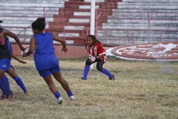 Atualmente, 28 atletas integram o elenco. Foram oito contrataes: as goleiras Rebeca (19 anos) e Marlia (30); as zagueiras May (19) e Luzia (31); as laterais Jssica (19) e Amanda (19); a meia Gabi (20) e atacante Israelle (21). Dessas, apenas Gabi veio de Alagoas. As demais so de Pernambuco. 