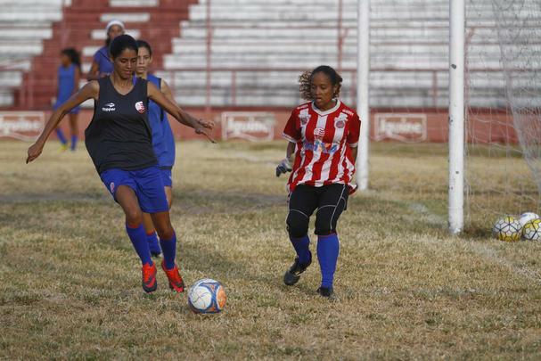 Atualmente, 28 atletas integram o elenco. Foram oito contrataes: as goleiras Rebeca (19 anos) e Marlia (30); as zagueiras May (19) e Luzia (31); as laterais Jssica (19) e Amanda (19); a meia Gabi (20) e atacante Israelle (21). Dessas, apenas Gabi veio de Alagoas. As demais so de Pernambuco. 