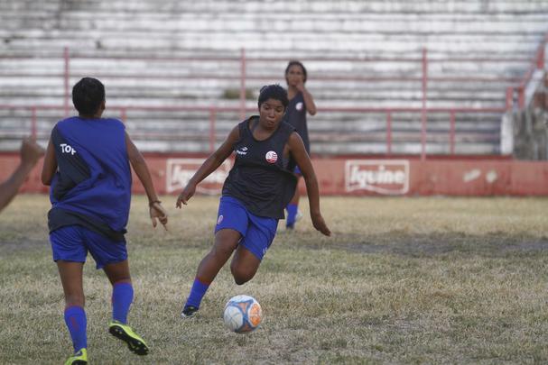 Atualmente, 28 atletas integram o elenco. Foram oito contrataes: as goleiras Rebeca (19 anos) e Marlia (30); as zagueiras May (19) e Luzia (31); as laterais Jssica (19) e Amanda (19); a meia Gabi (20) e atacante Israelle (21). Dessas, apenas Gabi veio de Alagoas. As demais so de Pernambuco. 