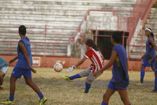 Atualmente, 28 atletas integram o elenco. Foram oito contrataes: as goleiras Rebeca (19 anos) e Marlia (30); as zagueiras May (19) e Luzia (31); as laterais Jssica (19) e Amanda (19); a meia Gabi (20) e atacante Israelle (21). Dessas, apenas Gabi veio de Alagoas. As demais so de Pernambuco. 