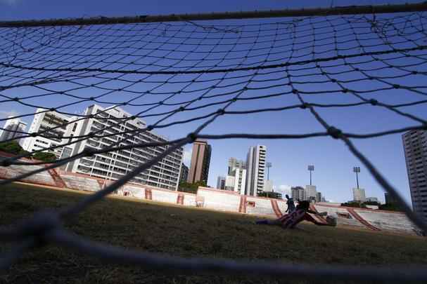 Atualmente, 28 atletas integram o elenco. Foram oito contrataes: as goleiras Rebeca (19 anos) e Marlia (30); as zagueiras May (19) e Luzia (31); as laterais Jssica (19) e Amanda (19); a meia Gabi (20) e atacante Israelle (21). Dessas, apenas Gabi veio de Alagoas. As demais so de Pernambuco. 