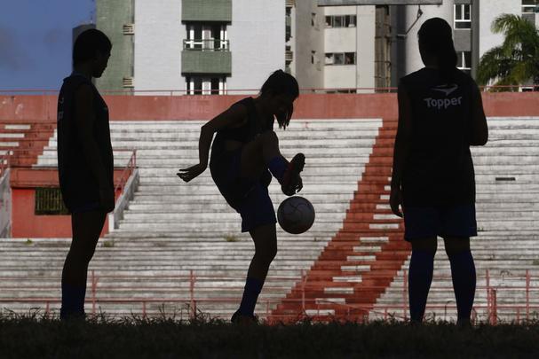 Atualmente, 28 atletas integram o elenco. Foram oito contrataes: as goleiras Rebeca (19 anos) e Marlia (30); as zagueiras May (19) e Luzia (31); as laterais Jssica (19) e Amanda (19); a meia Gabi (20) e atacante Israelle (21). Dessas, apenas Gabi veio de Alagoas. As demais so de Pernambuco. 